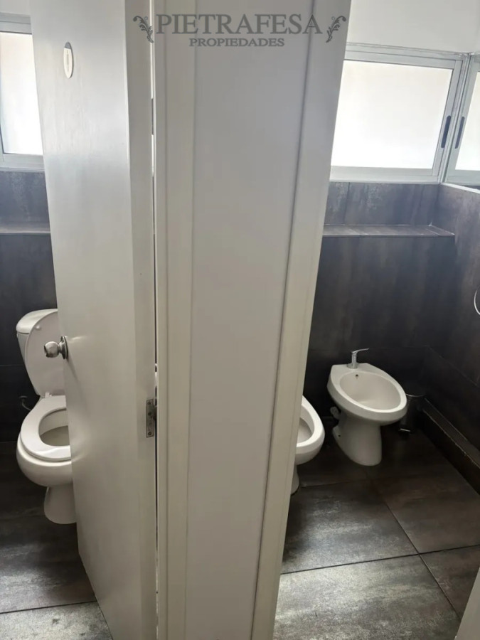 Oficina ID.15418 - Oficina en alquiler, piso entero, 2 baños. Ciudad Vieja.