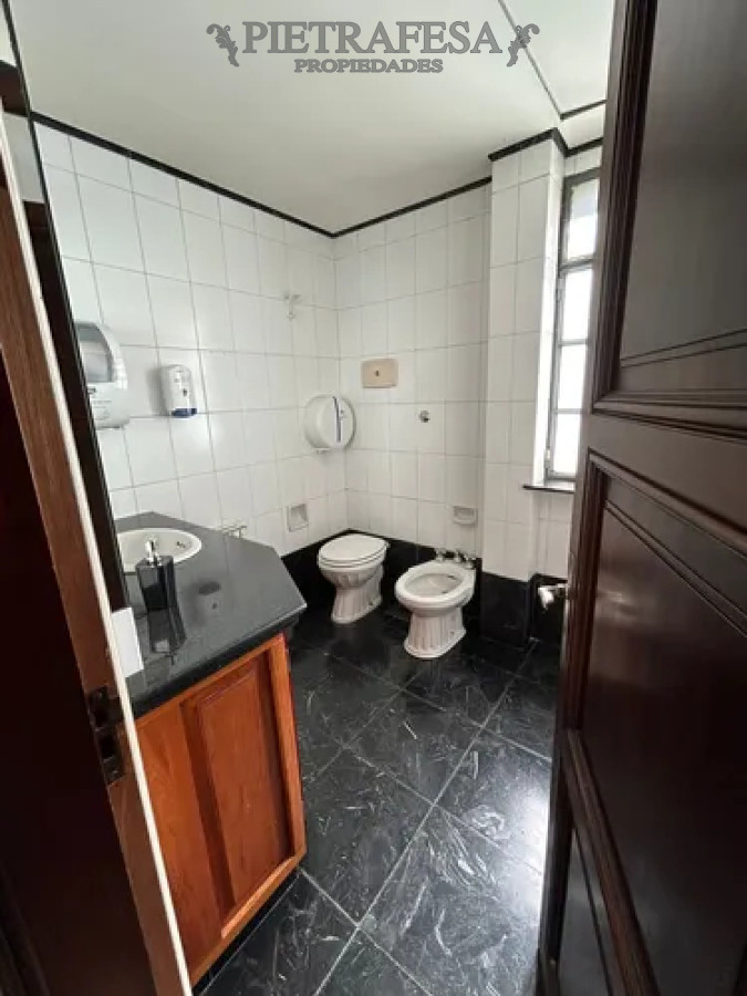 Oficina ID.14064 - Oficina en alquiler, 2 privados, 1 baño, jardín. Pocitos.