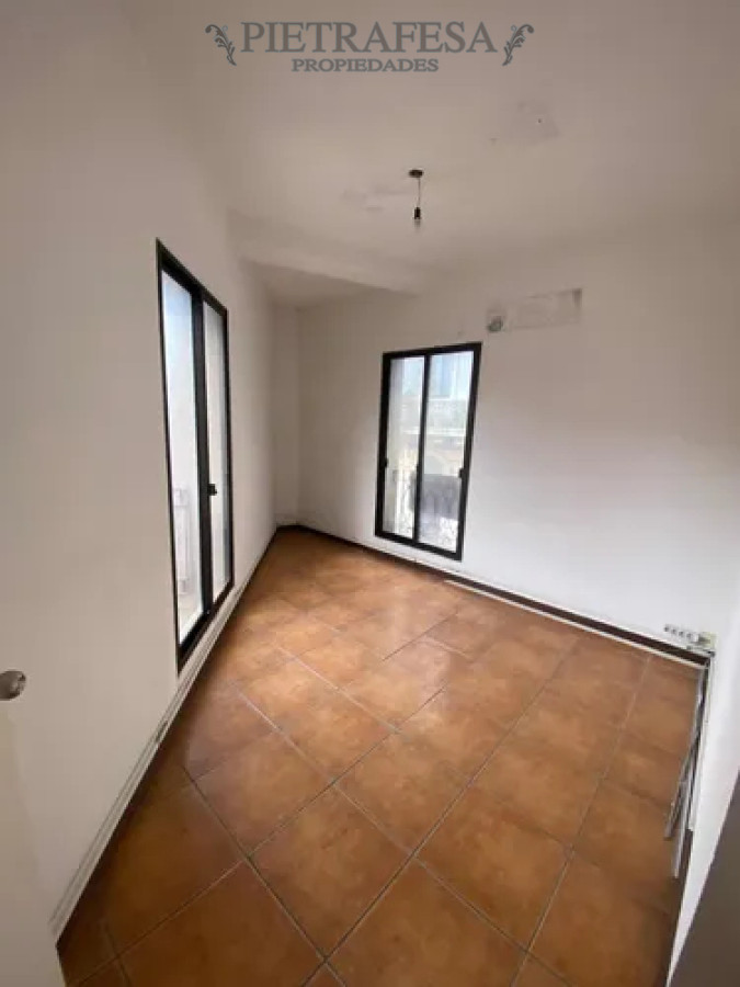 Oficina ID.14215 - Oficina en alquiler, 5 privados, 4 baños, kitchenette, terraza. Ciudad Vieja.