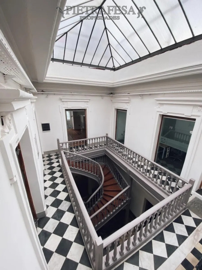 Oficina ID.15330 - Oficina en alquiler, 6 privados, 2 baños. Ciudad Vieja.
