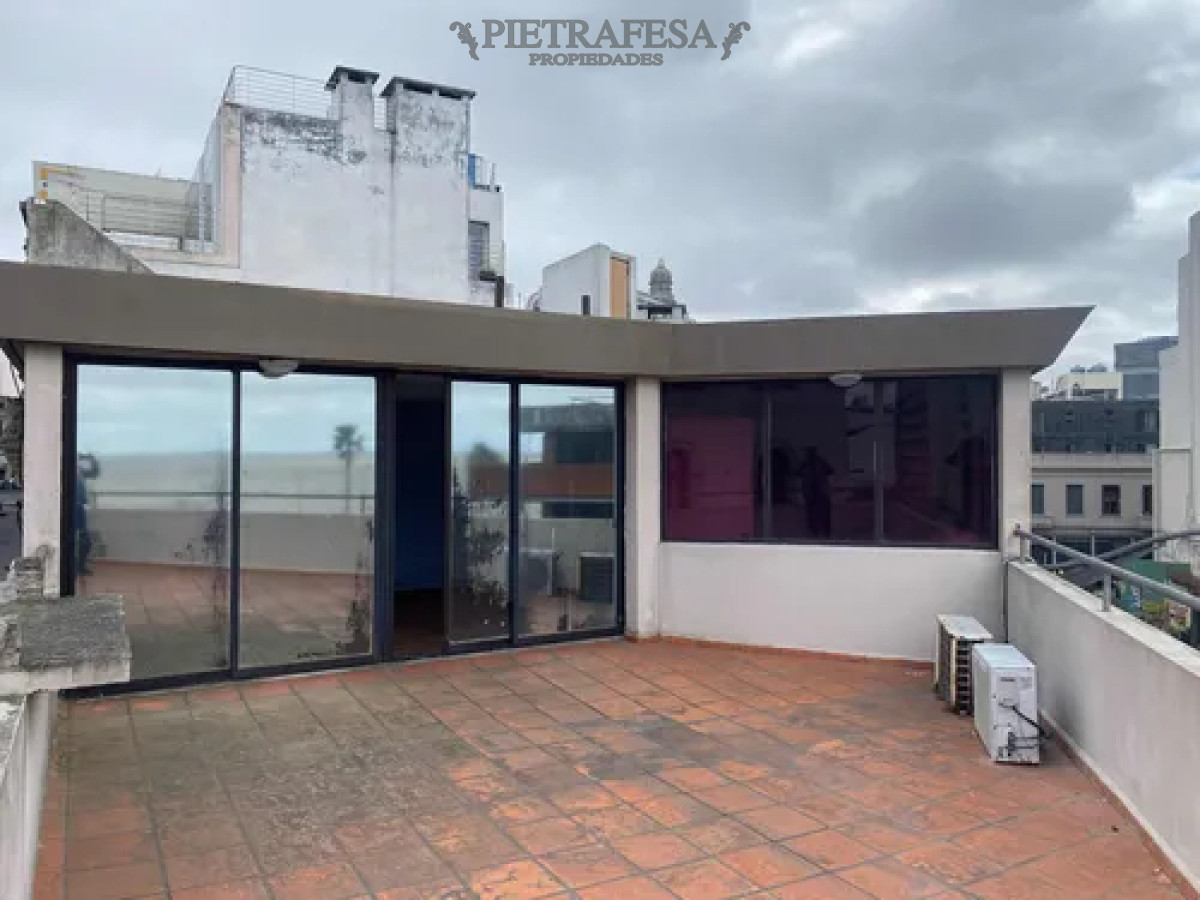 Oficina ID.14215 - Oficina en alquiler, 5 privados, 4 baños, kitchenette, terraza. Ciudad Vieja.