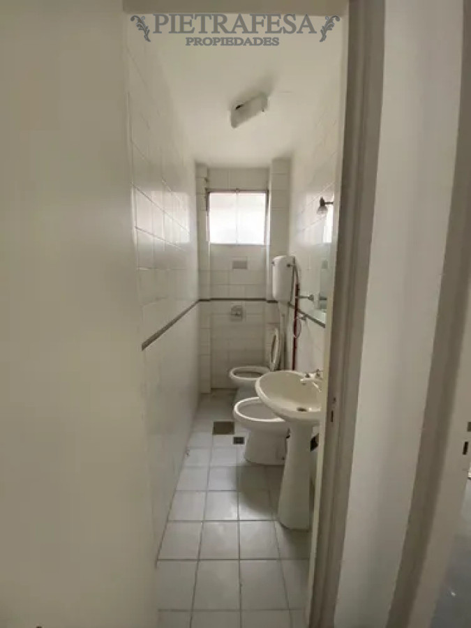 Oficina ID.14093 - Oficina en alquiler, 1 privado, 1 baño. Ciudad Vieja.
