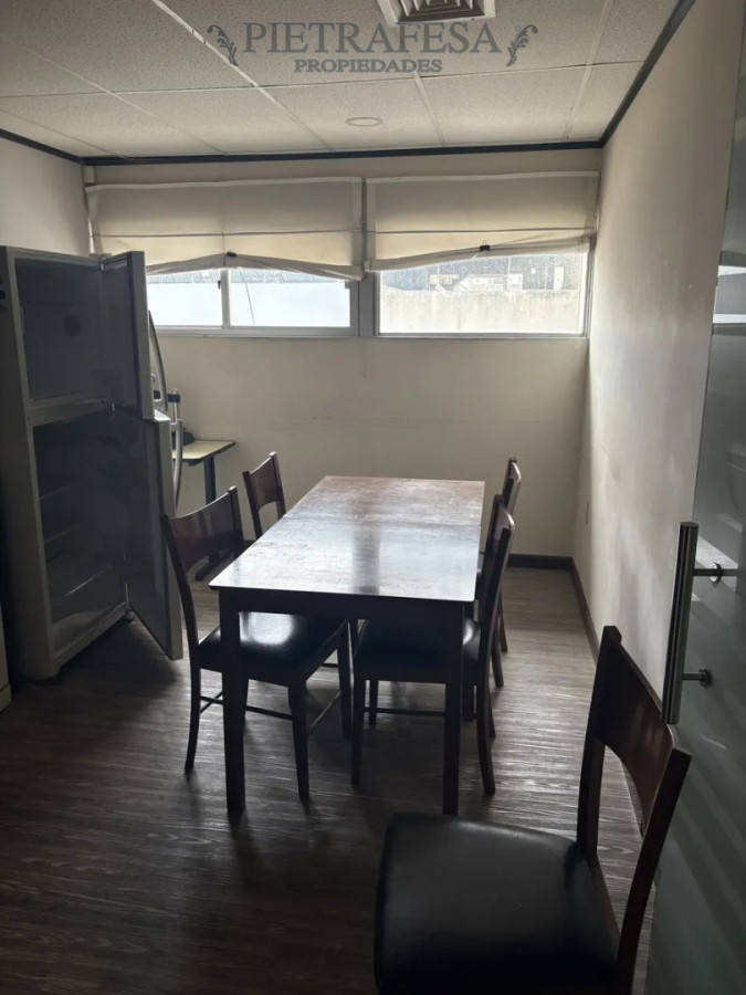 Oficina ID.15418 - Oficina en alquiler, piso entero, 2 baños. Ciudad Vieja.