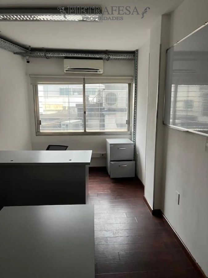Oficina ID.14011 - Oficina en alquiler, 6 ambientes, 3 baños. Ciudad Vieja.