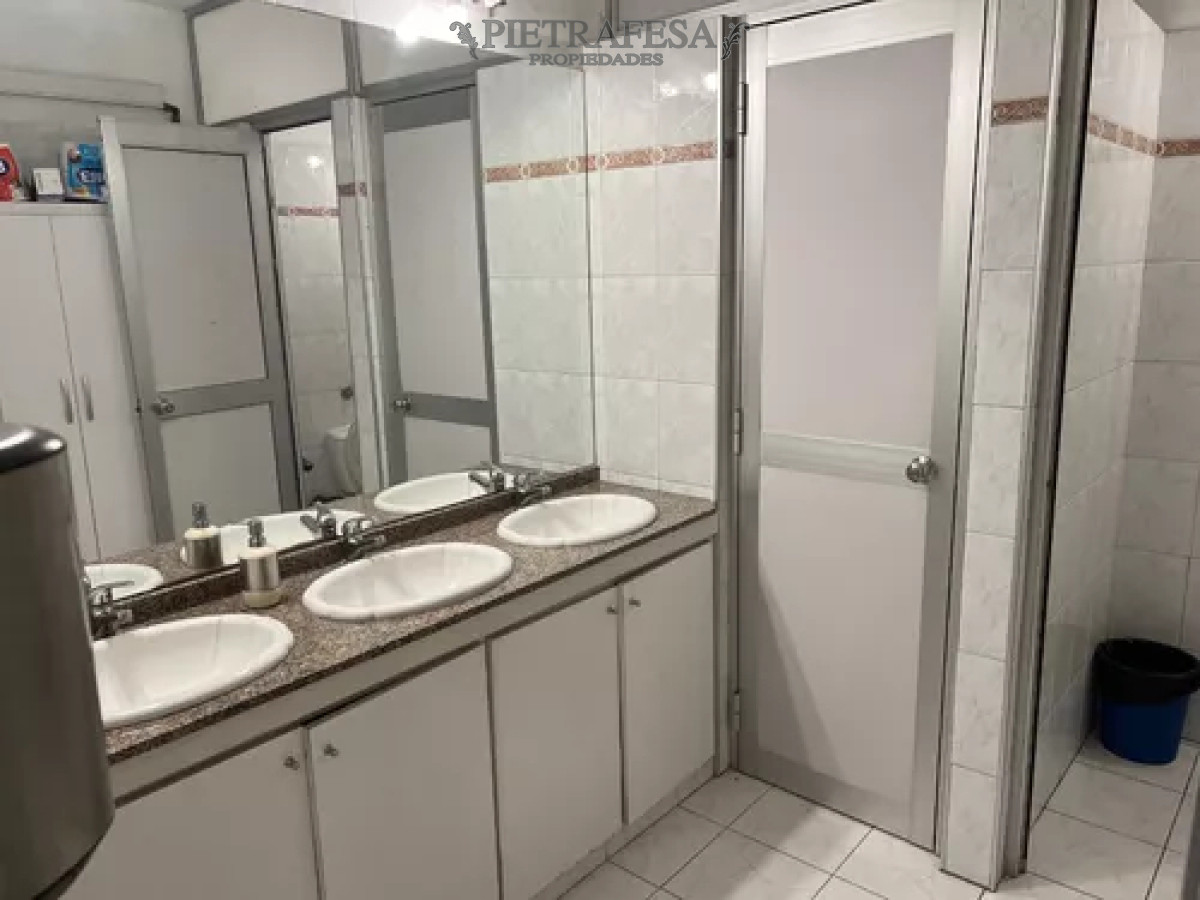 Oficina ID.11450 - Oficina en alquiler, 10 privados, 3baños, cocina, amueblada. Ciudad Vieja.