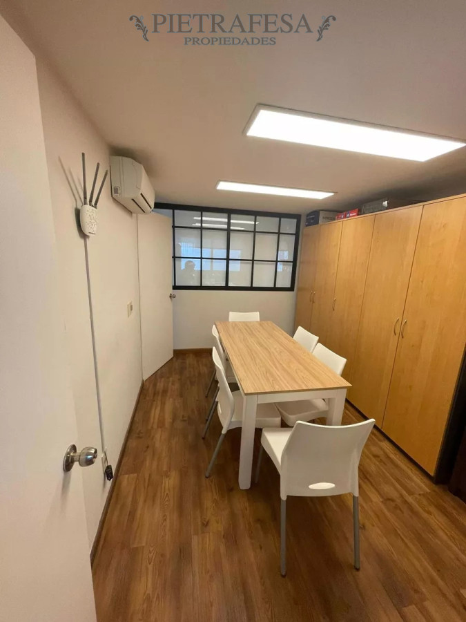 Oficina ID.8793 - Oficina en venta con Renta, 2 baños, Misiones, Ciudad Vieja.