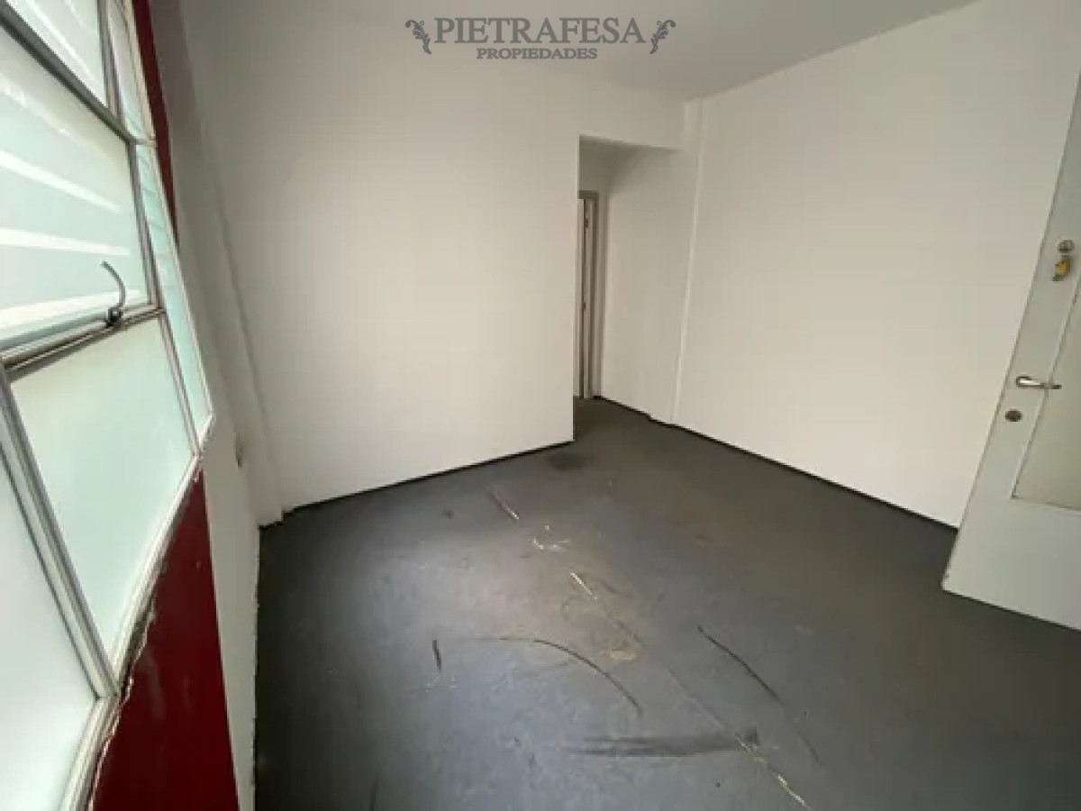 Oficina ID.14093 - Oficina en alquiler, 1 privado, 1 baño. Ciudad Vieja.