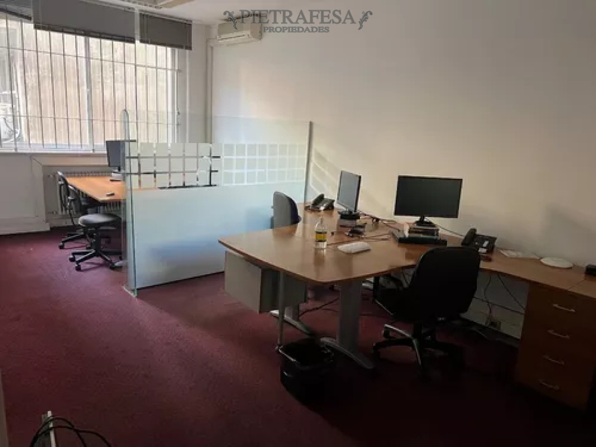 Oficina ID.11450 - Oficina en alquiler, 10 privados, 3baños, cocina, amueblada. Ciudad Vieja.
