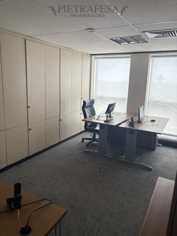 Oficina ID.15418 - Oficina en alquiler, piso entero, 2 baños. Ciudad Vieja.