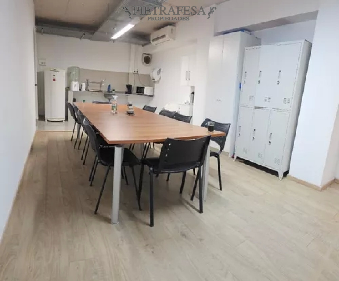 Oficina ID.10335 - Oficinas en alquiler, 4baños, cocina. Ciudad Vieja.