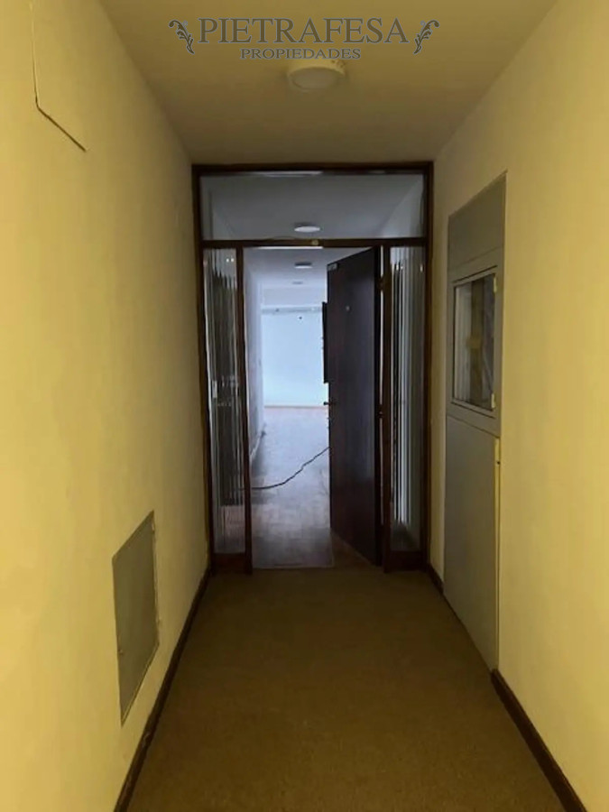 Oficina ID.14011 - Oficina en alquiler, 6 ambientes, 3 baños. Ciudad Vieja.