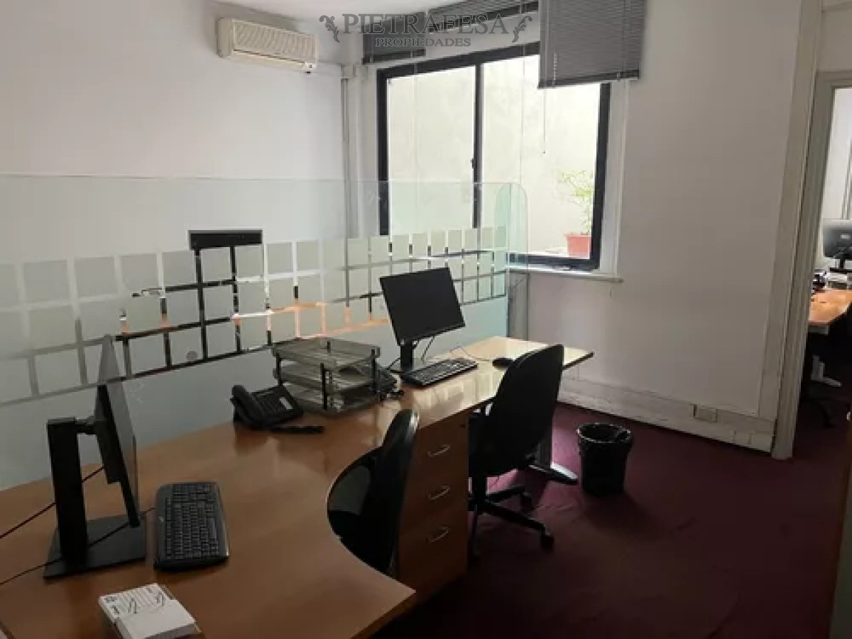 Oficina ID.11450 - Oficina en alquiler, 10 privados, 3baños, cocina, amueblada. Ciudad Vieja.