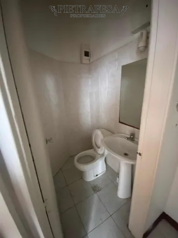 Oficina ID.14215 - Oficina en alquiler, 5 privados, 4 baños, kitchenette, terraza. Ciudad Vieja.