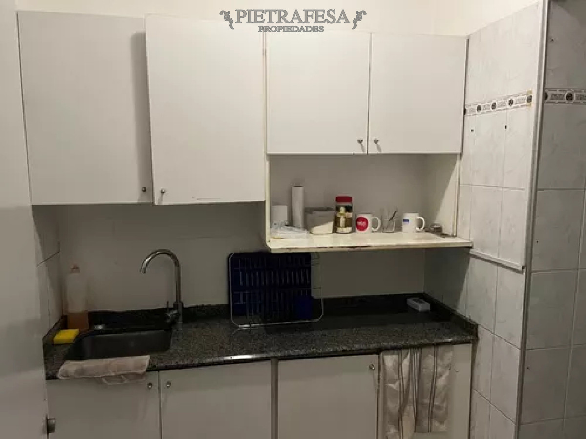 Oficina ID.11450 - Oficina en alquiler, 10 privados, 3baños, cocina, amueblada. Ciudad Vieja.