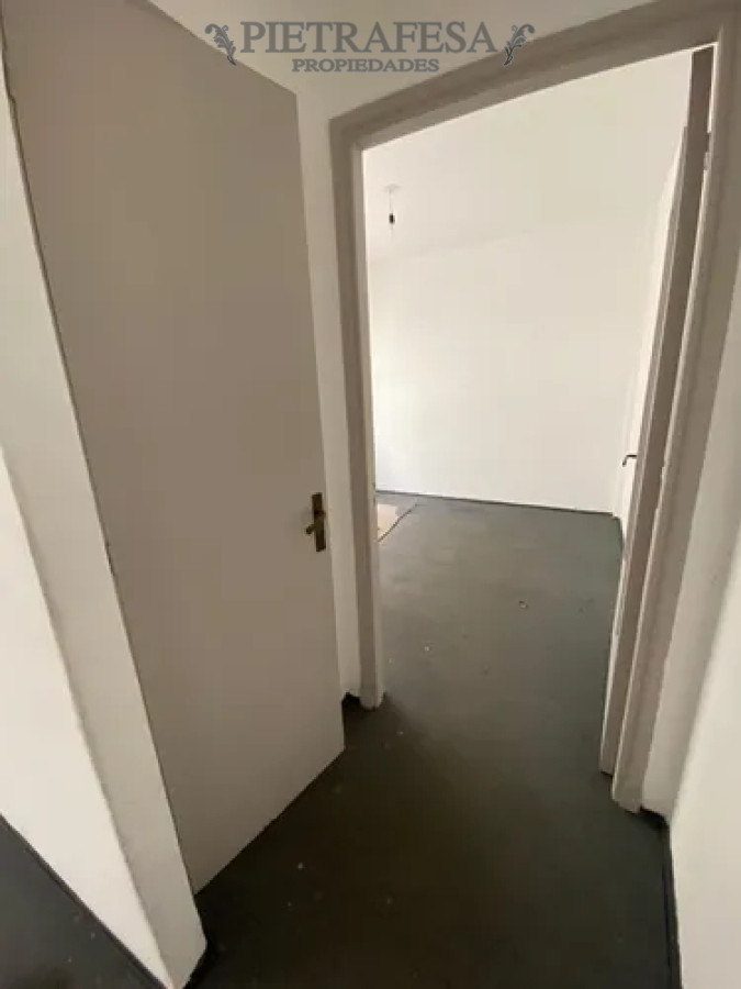 Oficina ID.14093 - Oficina en alquiler, 1 privado, 1 baño. Ciudad Vieja.