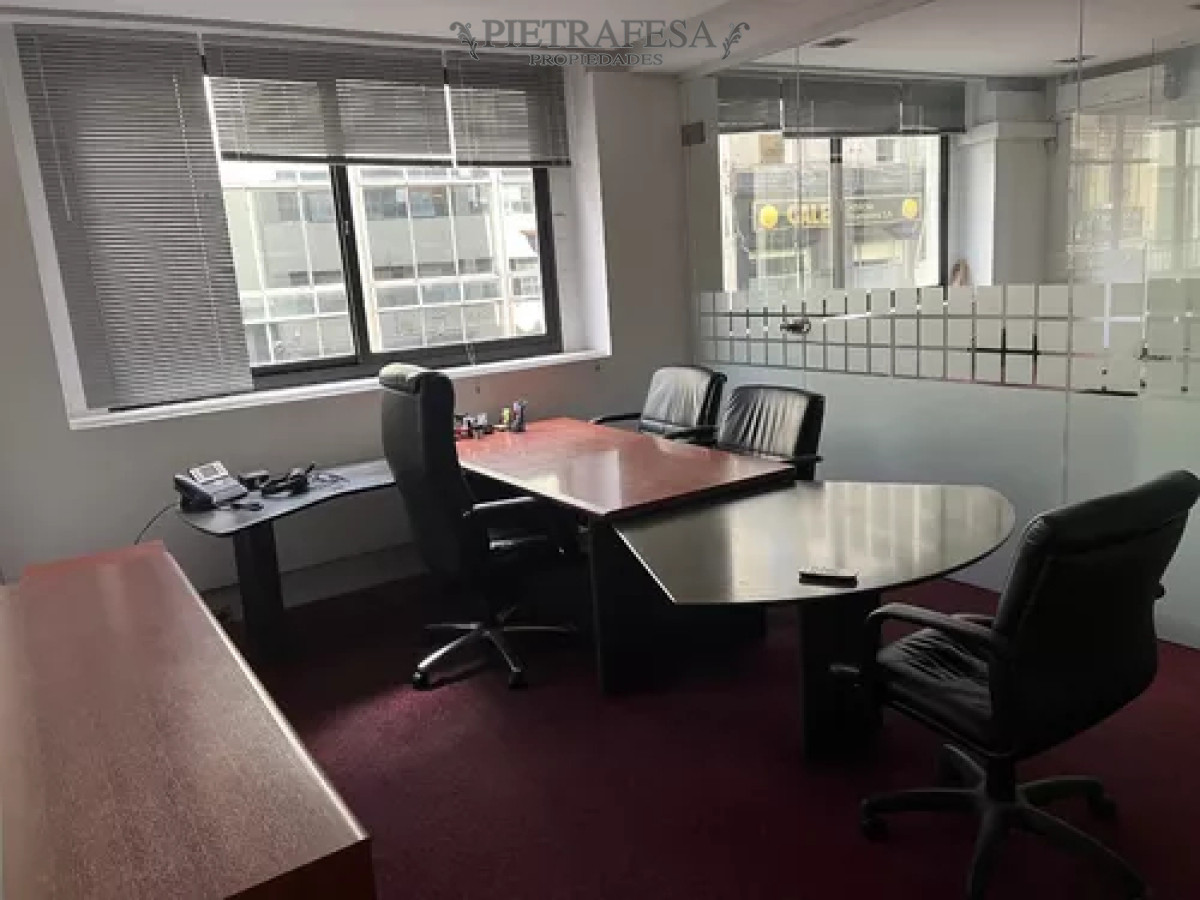 Oficina ID.11450 - Oficina en alquiler, 10 privados, 3baños, cocina, amueblada. Ciudad Vieja.
