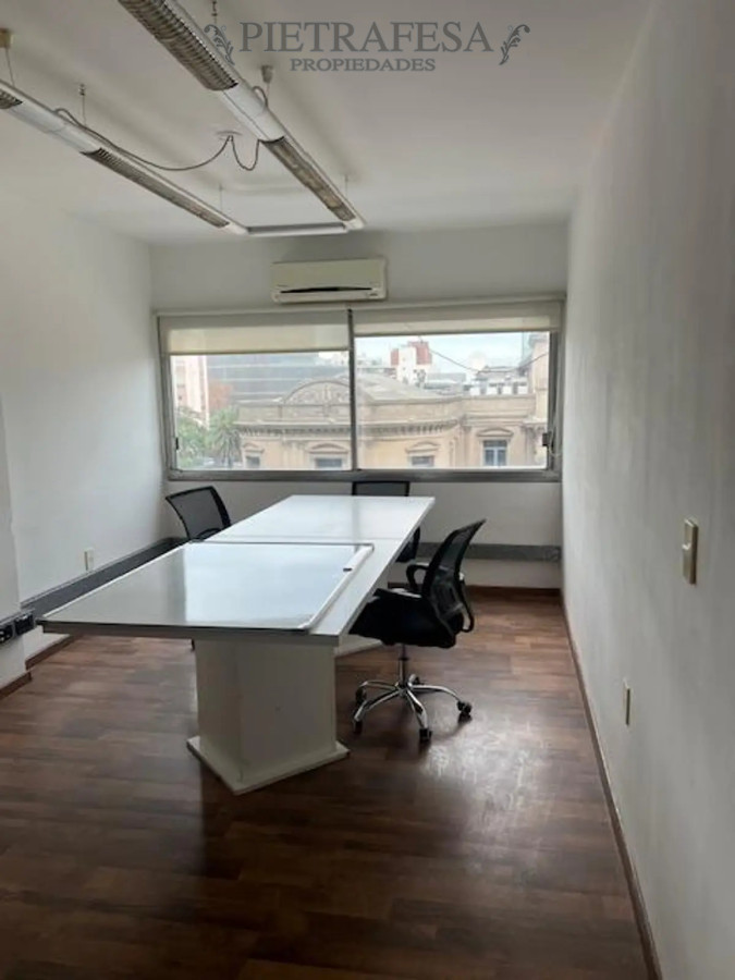 Oficina ID.14011 - Oficina en alquiler, 6 ambientes, 3 baños. Ciudad Vieja.