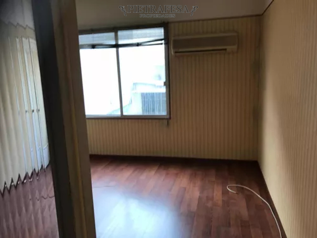 Oficina ID.12588 - Oficina en alquiler, 2ambientes, 1baño. Ciudad Vieja.