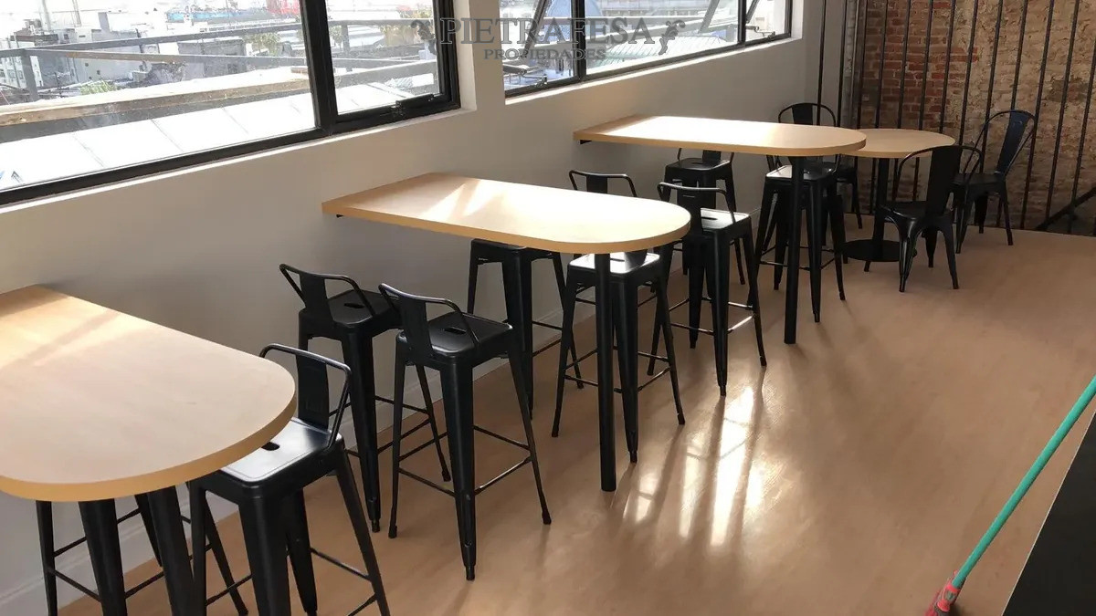 Oficina ID.15330 - Oficina en alquiler, 6 privados, 2 baños. Ciudad Vieja.