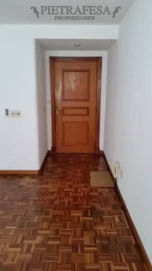 Oficina ID.14510 - Oficina en alquiler, 3 privados, cocina, 1 baño. Ciudad Vieja.