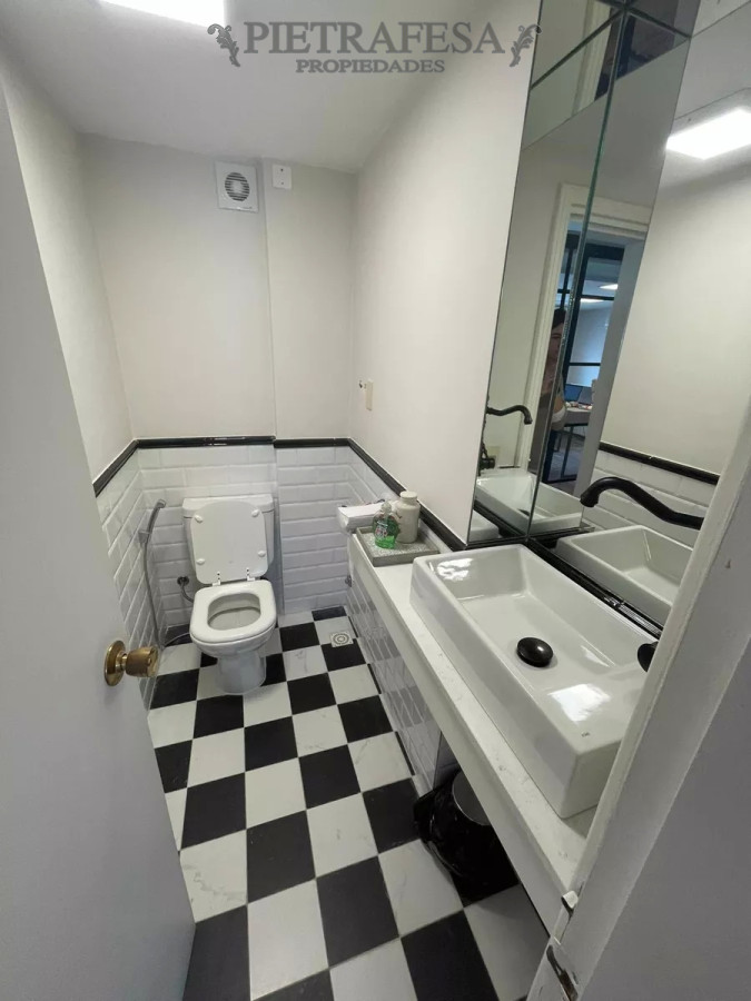 Oficina ID.8793 - Oficina en venta con Renta, 2 baños, Misiones, Ciudad Vieja.