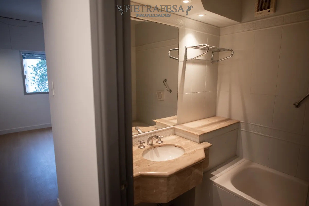 Oficina ID.15012 - Oficina en Venta, 1 privado, 1 baño. Punta Carretas.