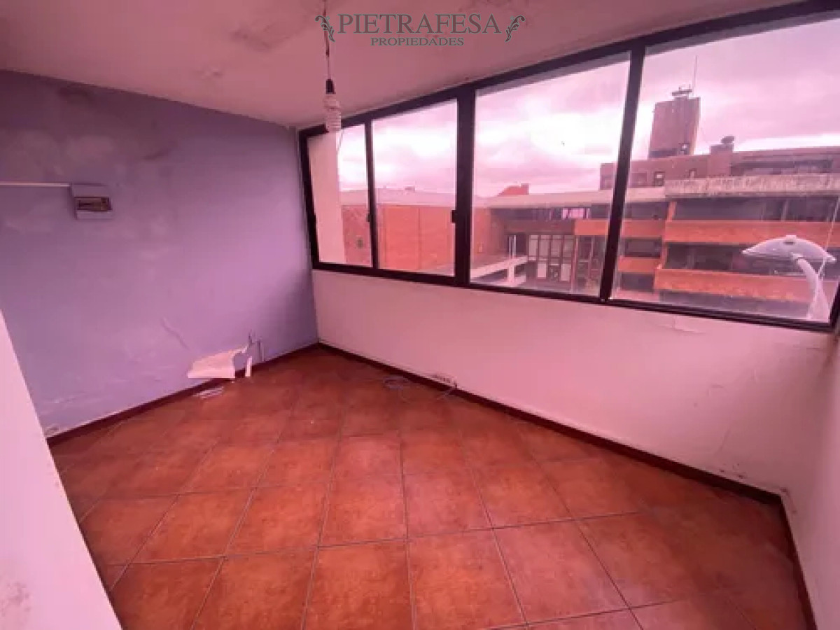 Oficina ID.14215 - Oficina en alquiler, 5 privados, 4 baños, kitchenette, terraza. Ciudad Vieja.