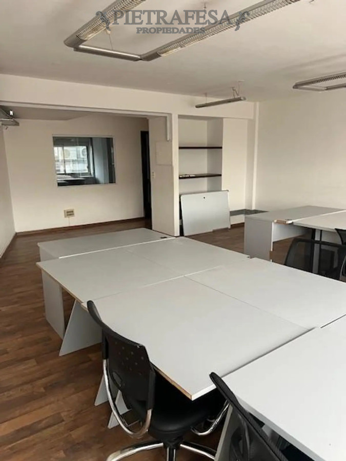 Oficina ID.14011 - Oficina en alquiler, 6 ambientes, 3 baños. Ciudad Vieja.