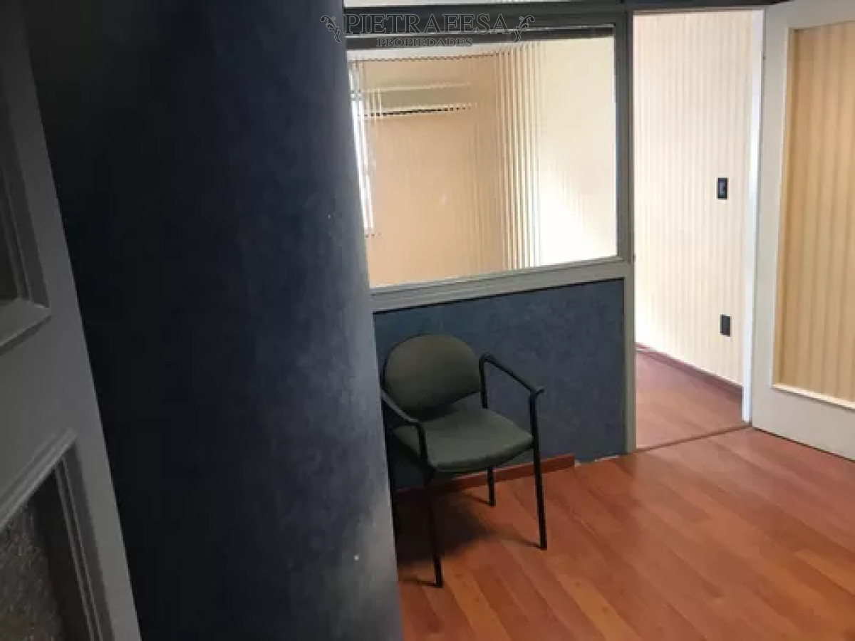 Oficina ID.12588 - Oficina en alquiler, 2ambientes, 1baño. Ciudad Vieja.