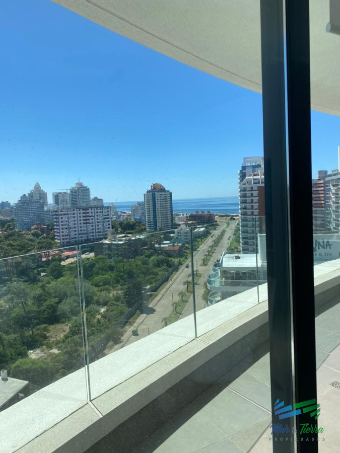 Apartamento ID.3405 - Alquilo anual apartamento de 3 dormitorios en torre con servicios, Punta del Este