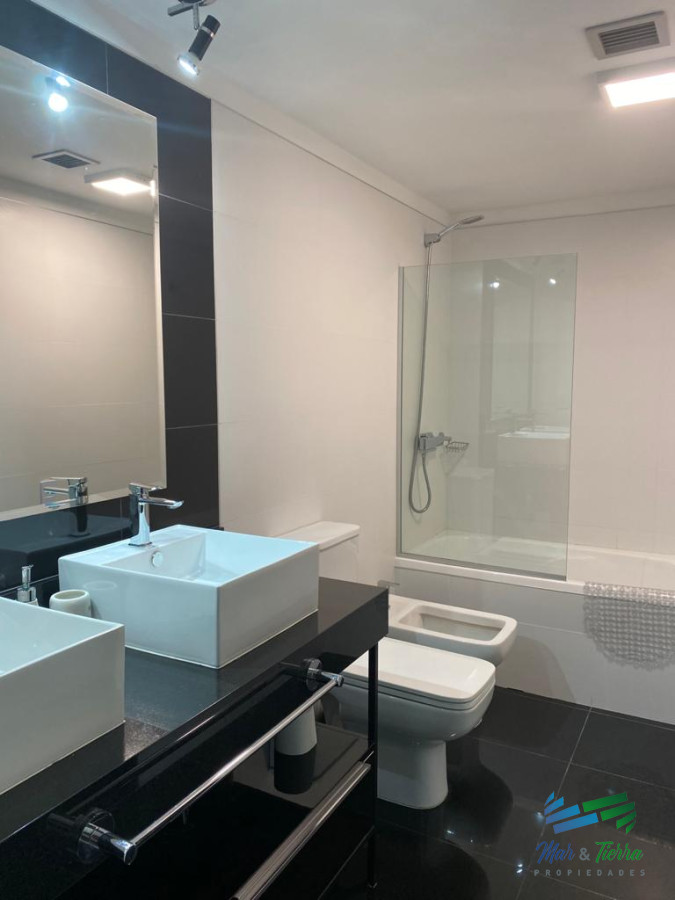 Apartamento ID.3405 - Alquilo anual apartamento de 3 dormitorios en torre con servicios, Punta del Este