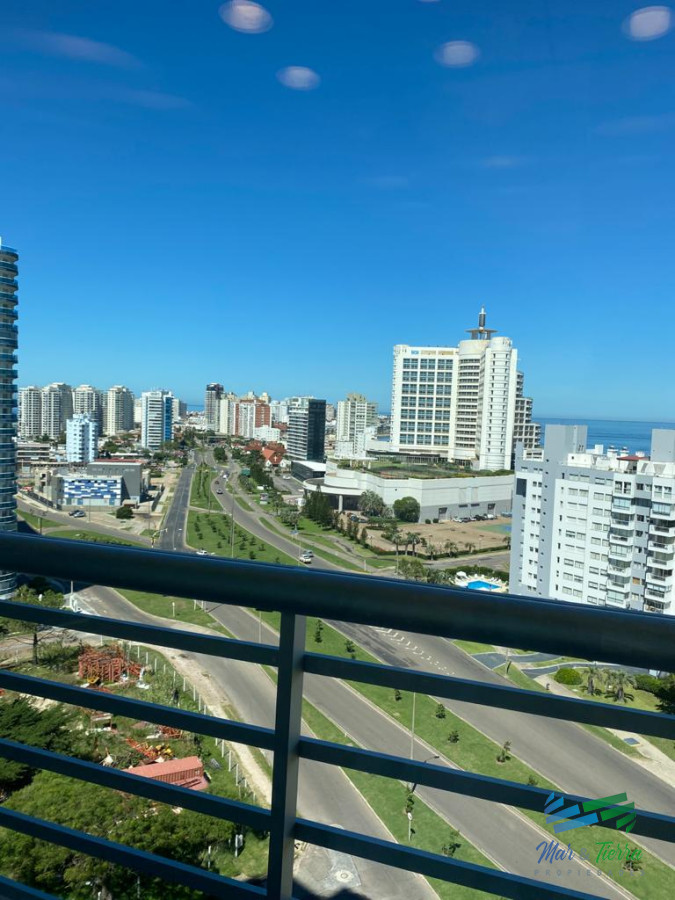 Apartamento ID.3405 - Alquilo anual apartamento de 3 dormitorios en torre con servicios, Punta del Este