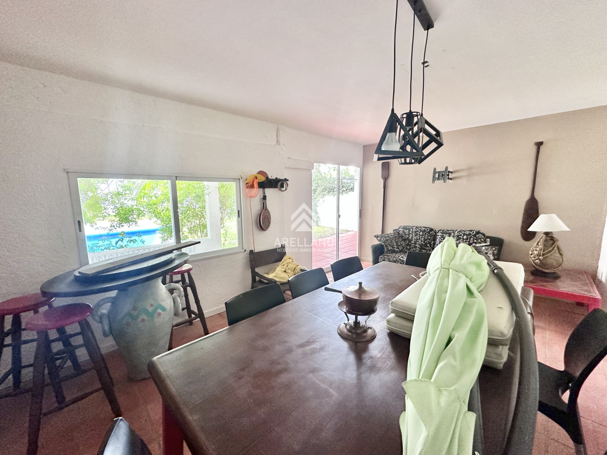Casa ID.5874 - Casa Venta 5 dormitorios Cantegril Punta del Este