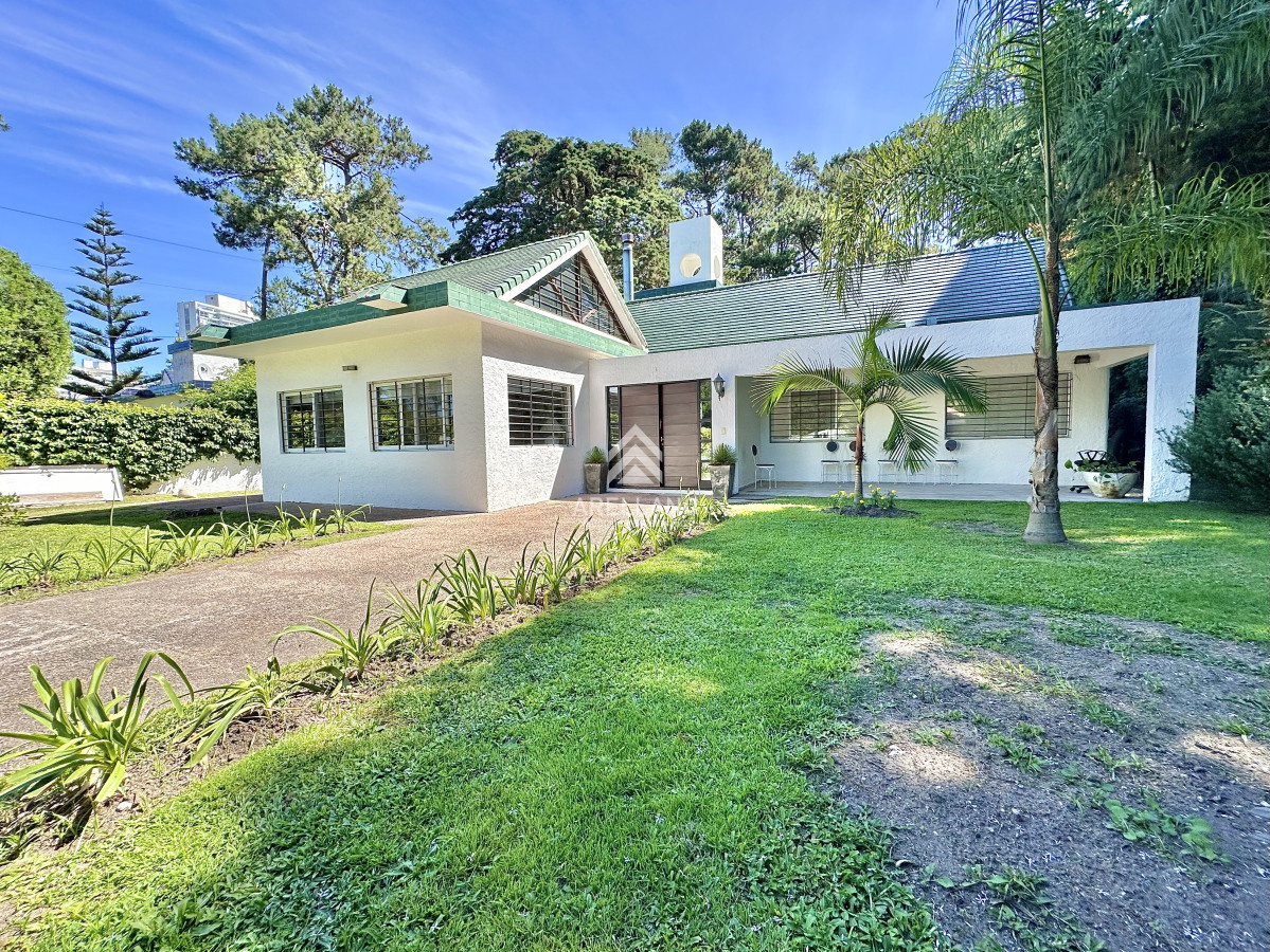 Casa ID.5874 - Casa Venta 5 dormitorios Cantegril Punta del Este