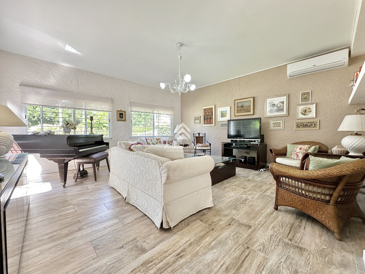 Casa ID.5874 - Casa Venta 5 dormitorios Cantegril Punta del Este