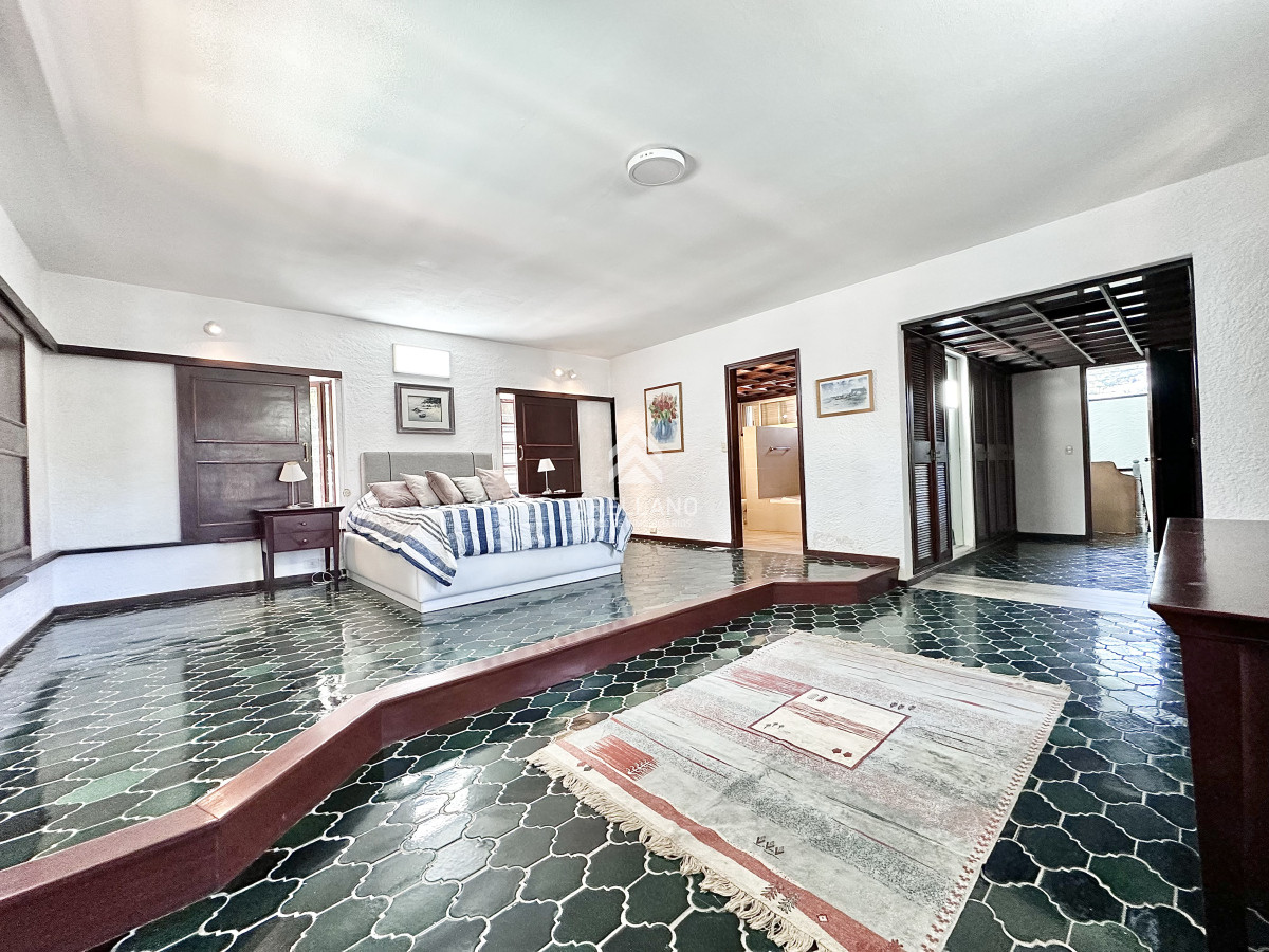 Casa ID.5874 - Casa Venta 5 dormitorios Cantegril Punta del Este