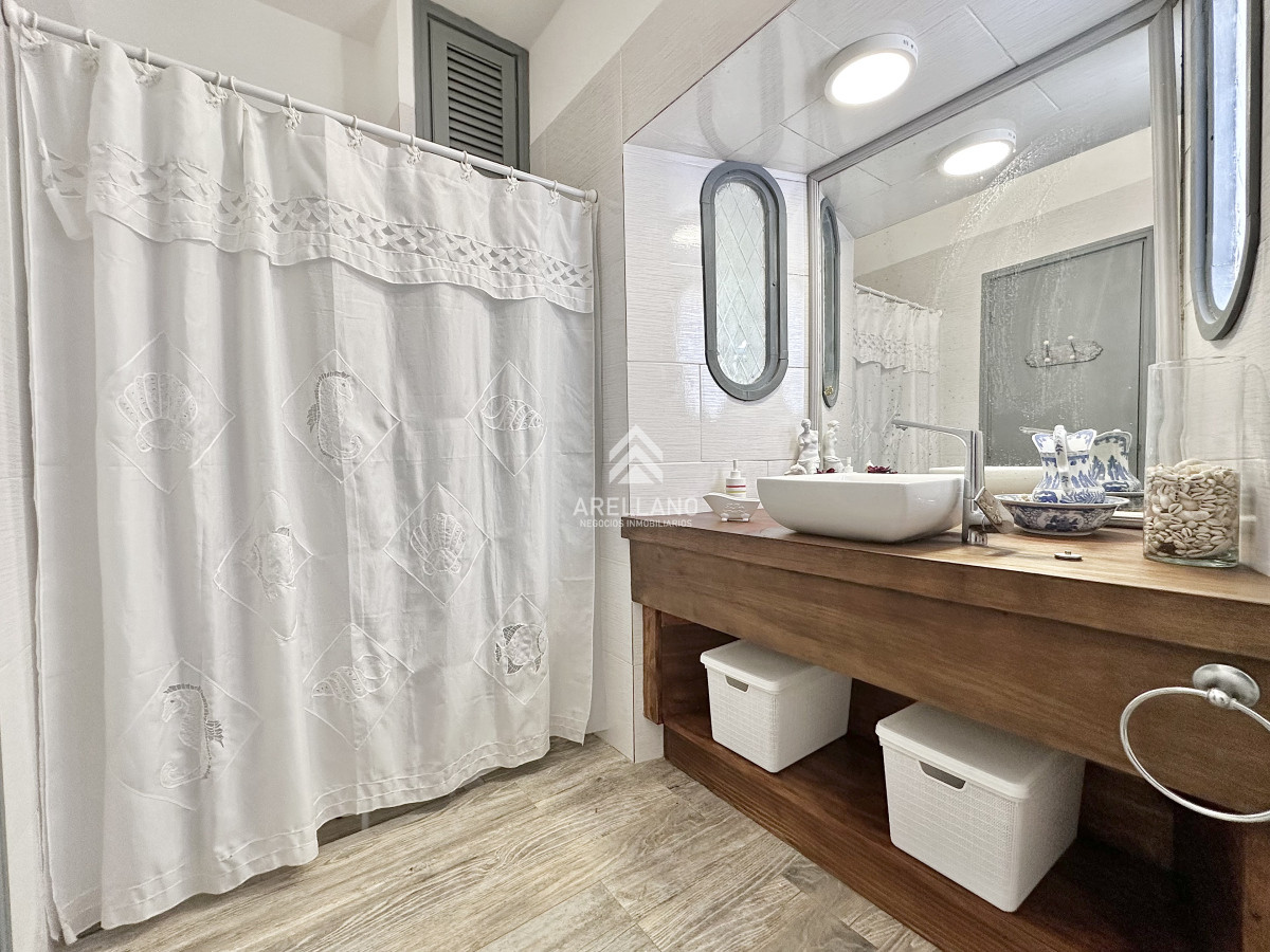 Casa ID.5874 - Casa Venta 5 dormitorios Cantegril Punta del Este