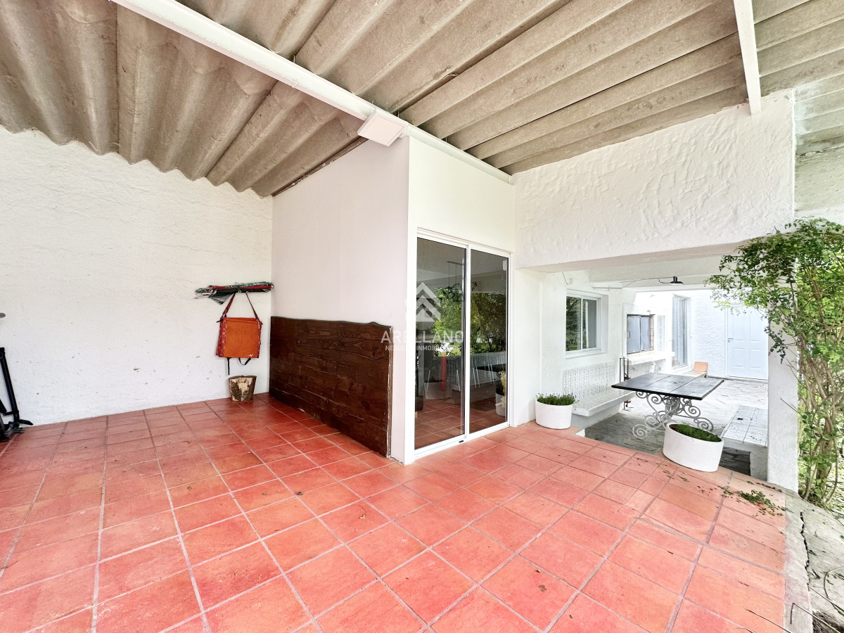 Casa ID.5874 - Casa Venta 5 dormitorios Cantegril Punta del Este