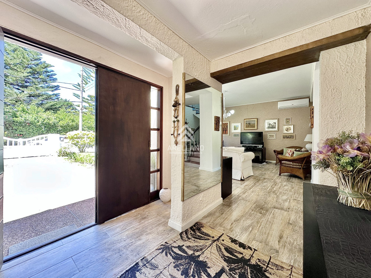 Casa ID.5874 - Casa Venta 5 dormitorios Cantegril Punta del Este