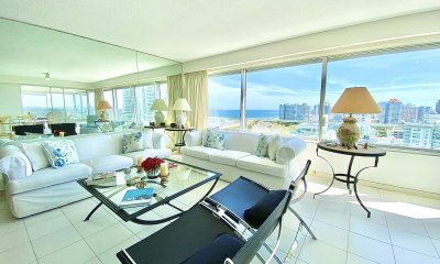 Apartamento de tres dormitorios y dependencia de servicio en Punta del Este