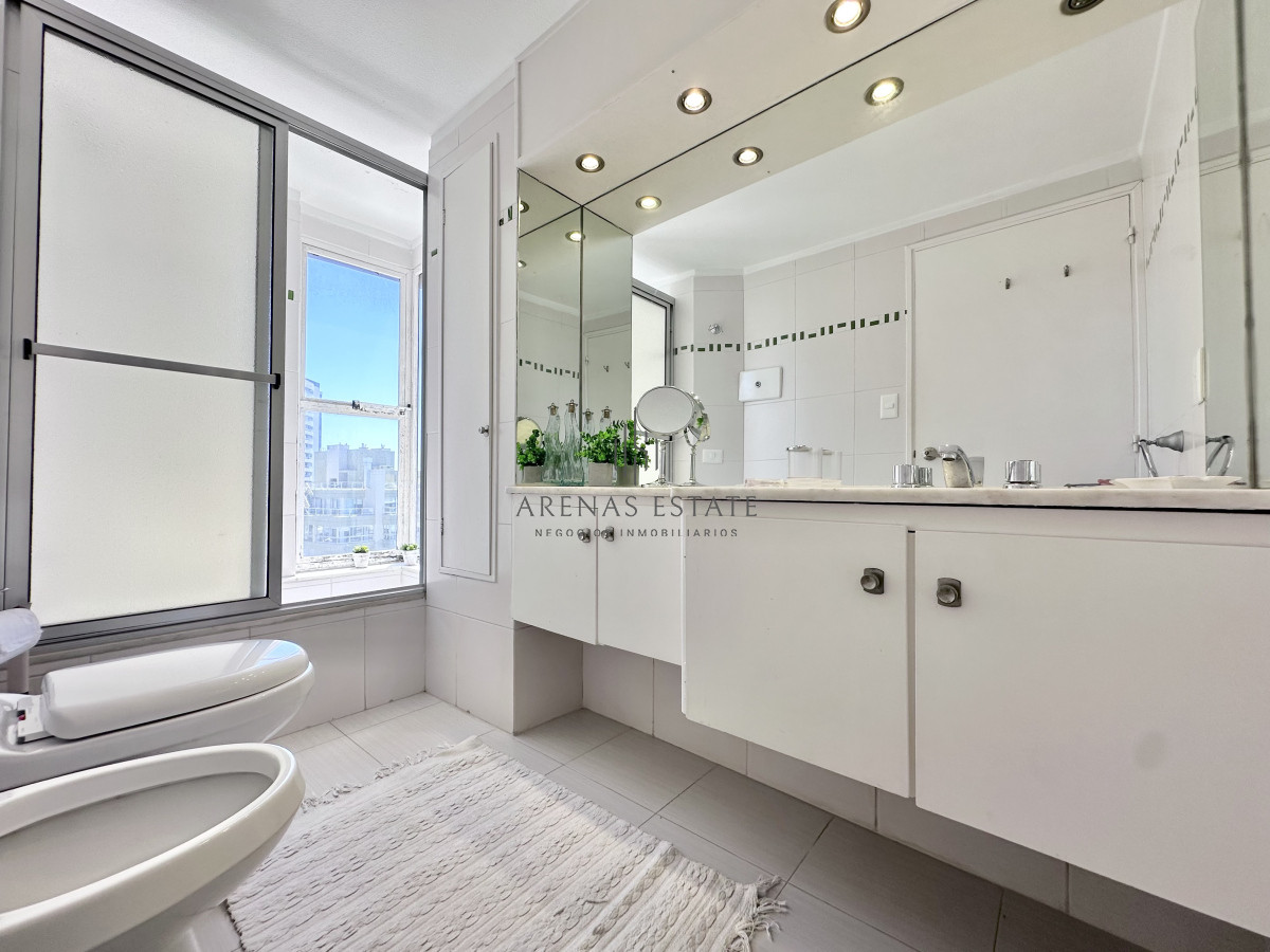 Apartamento ID.4114 - Venta Apartamento 2 dormitorios Punta del Este Brava piso alto