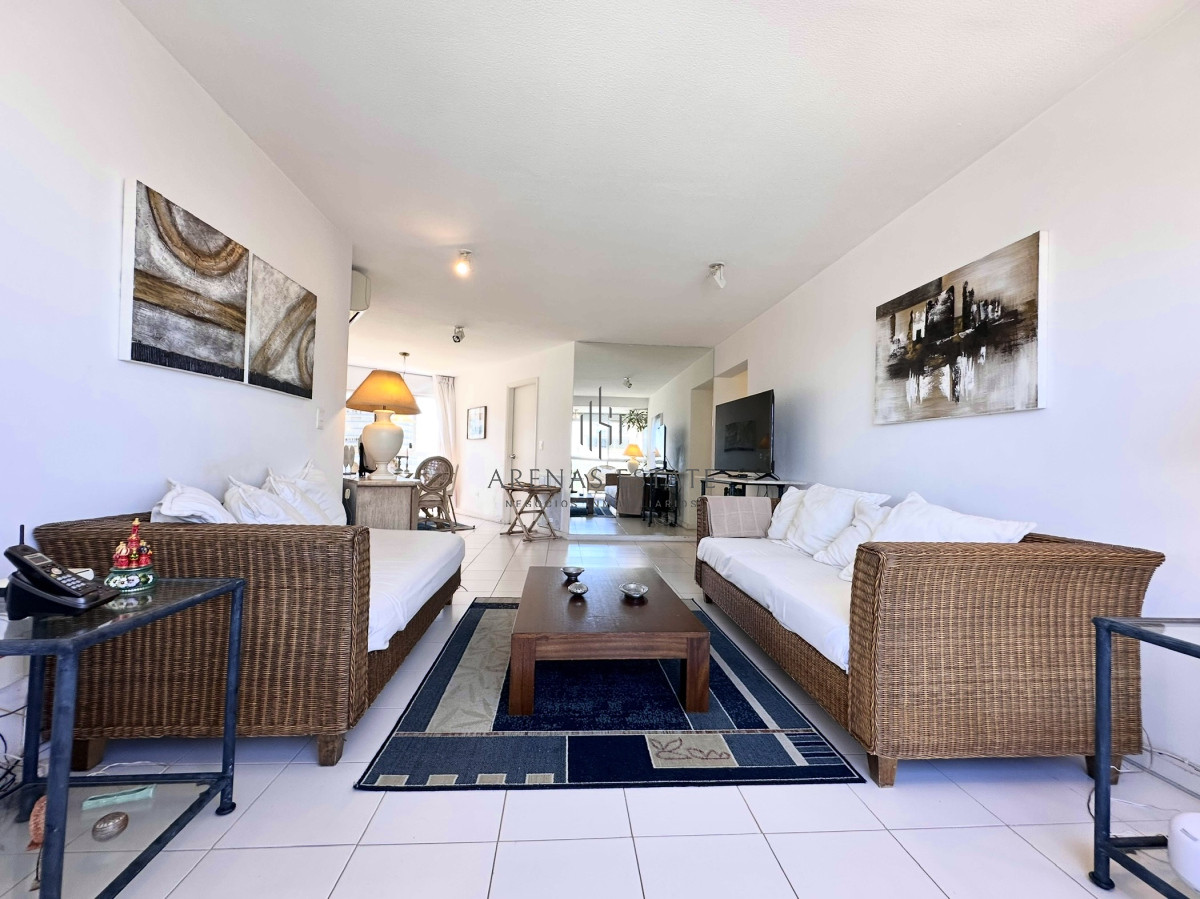 Apartamento ID.4114 - Venta Apartamento 2 dormitorios Punta del Este Brava piso alto