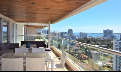 Apartamento de 2 dormitorios 2 baños en torre de categoría