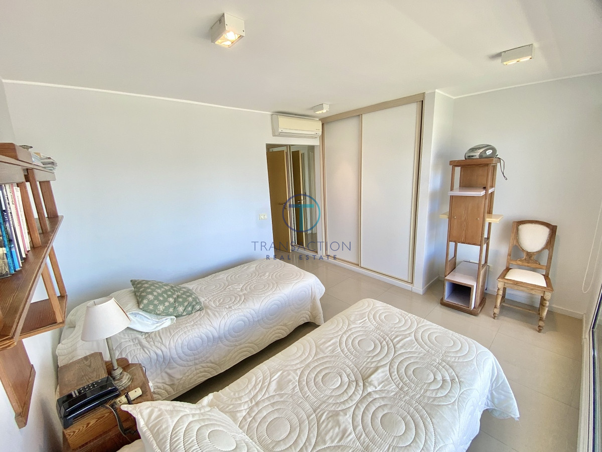 Apartamento ID.1311/Venta,-3-Dormitorios-en-Playa-Mansa-con-Vista-al-Mar - Alquiler 2 dormitorios y dependencia , Mansa Punta del Este