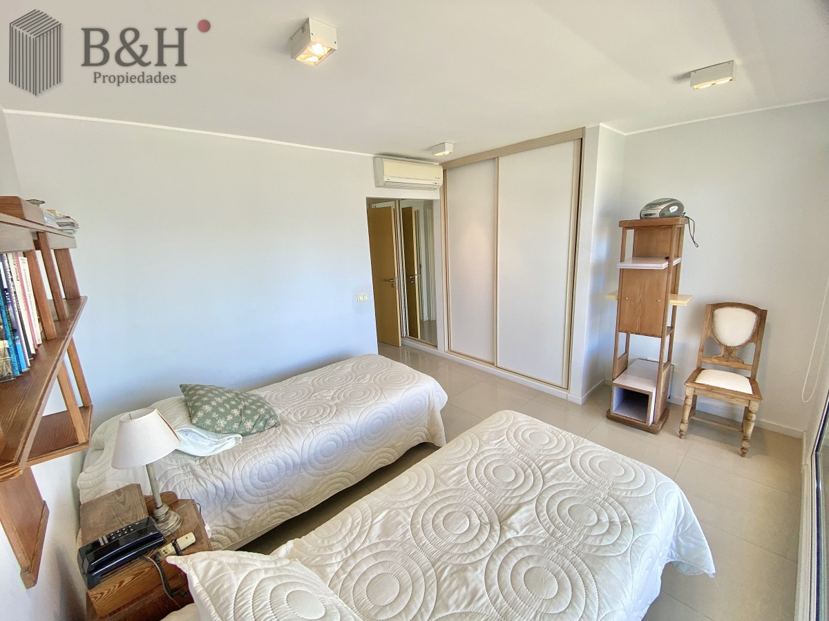 Apartamento ID.3382 - Apartamento Alquiler 2 dormitorios y dependencia de servicio Mansa Punta del Este