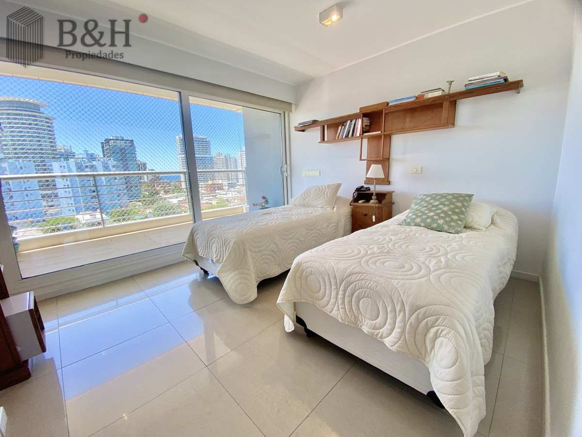 Apartamento ID.3382 - Apartamento Alquiler 2 dormitorios y dependencia de servicio Mansa Punta del Este