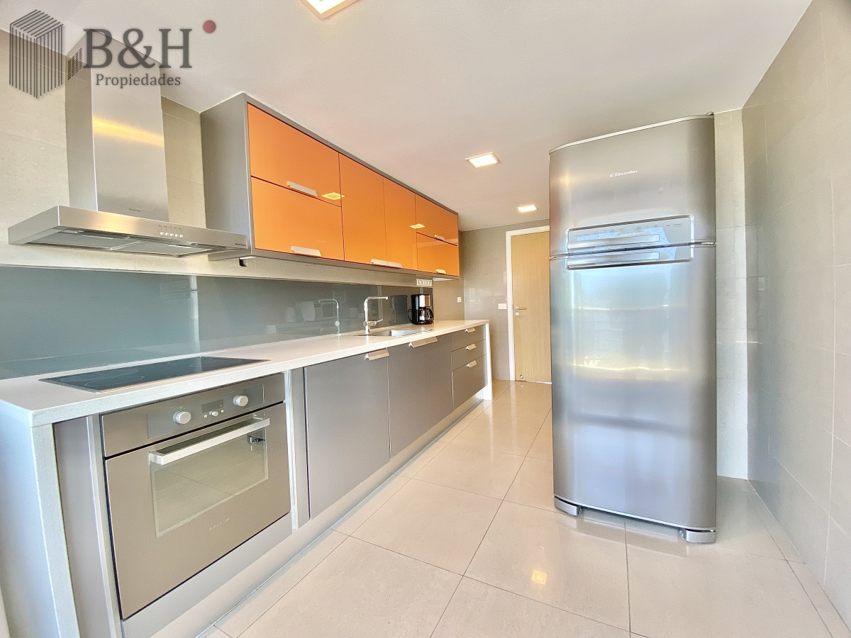 Apartamento ID.3382 - Apartamento Alquiler 2 dormitorios y dependencia de servicio Mansa Punta del Este