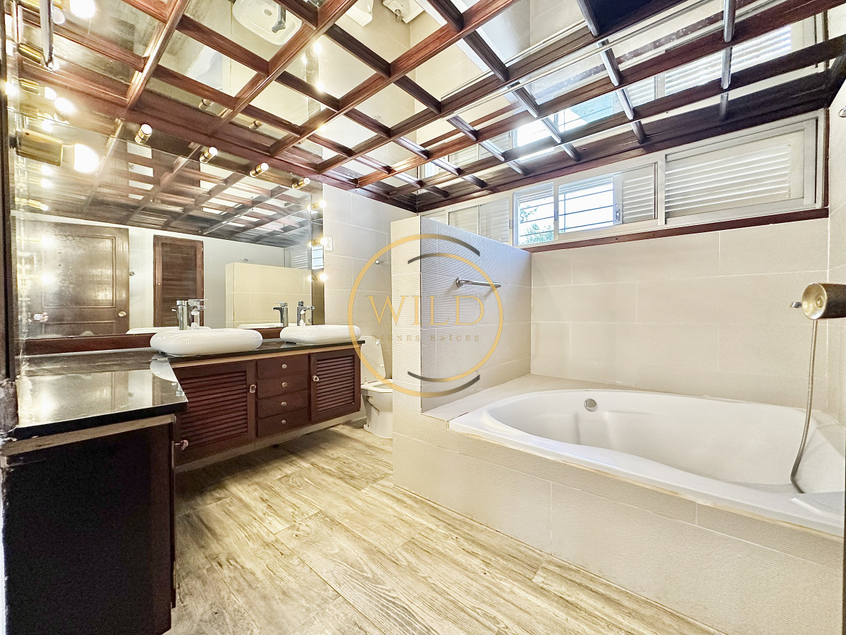 Casa ID.2579 - Casa Venta 5 dormitorios Cantegril Punta del Este