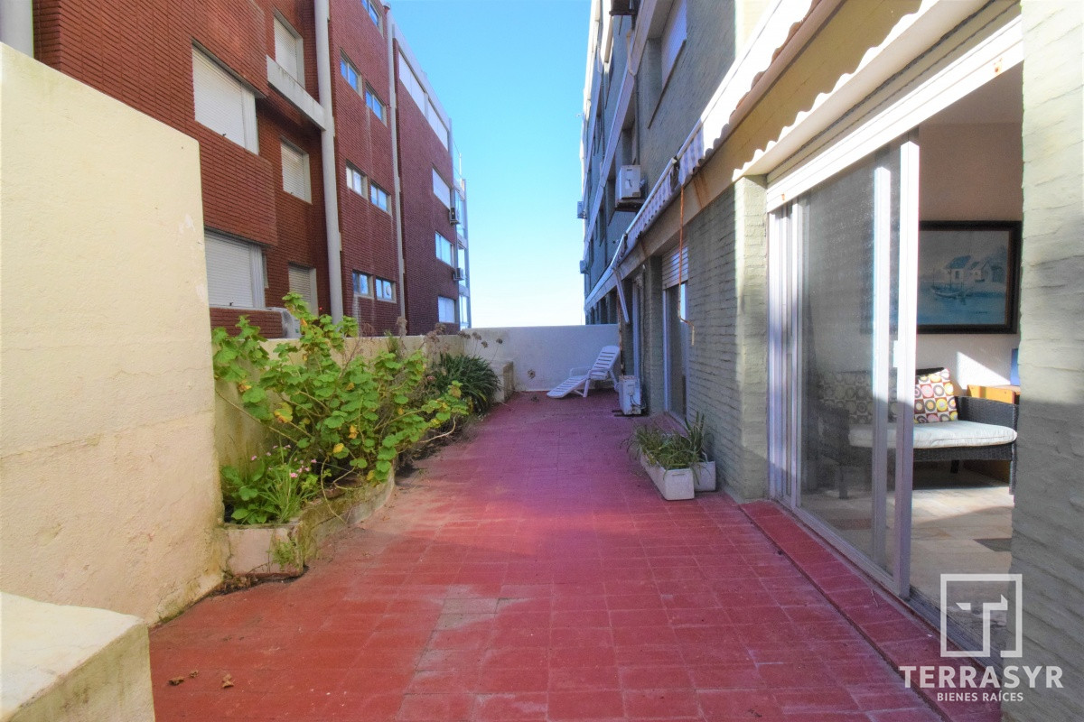 Apartamento ID.147 - VENTA, Apartamento, 2 dormitorios, Península, Punta del Este, Uruguay