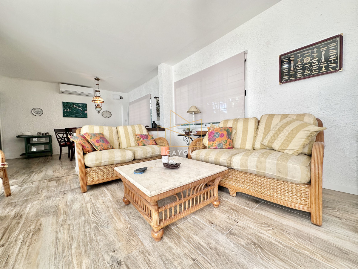 Casa ID.1026 - Casa Venta 5 dormitorios Cantegril Punta del Este